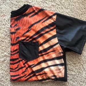 Men’s casual like T-shirt/Dry fit material/Leather sleeves